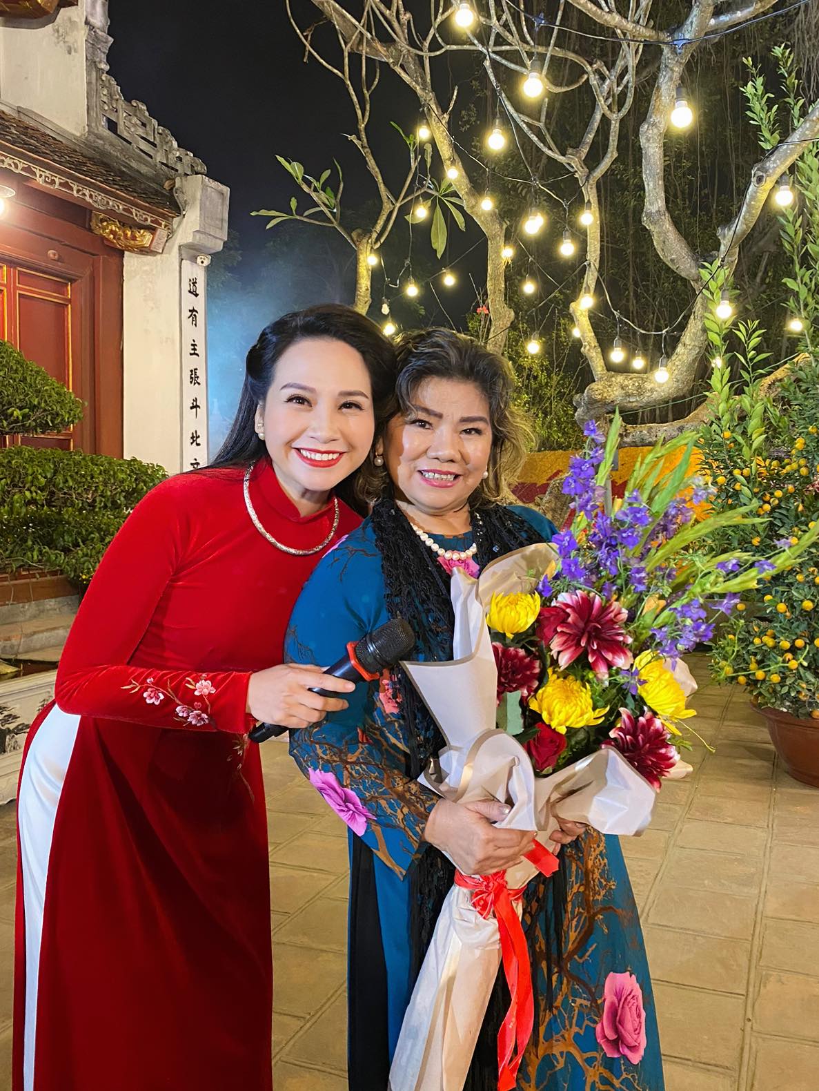 MC Mỹ Lan và NSND Thanh Hoa chụp ảnh lưu niệm khi cùng tham gia chương trình nghệ thuật đêm giao thừa.