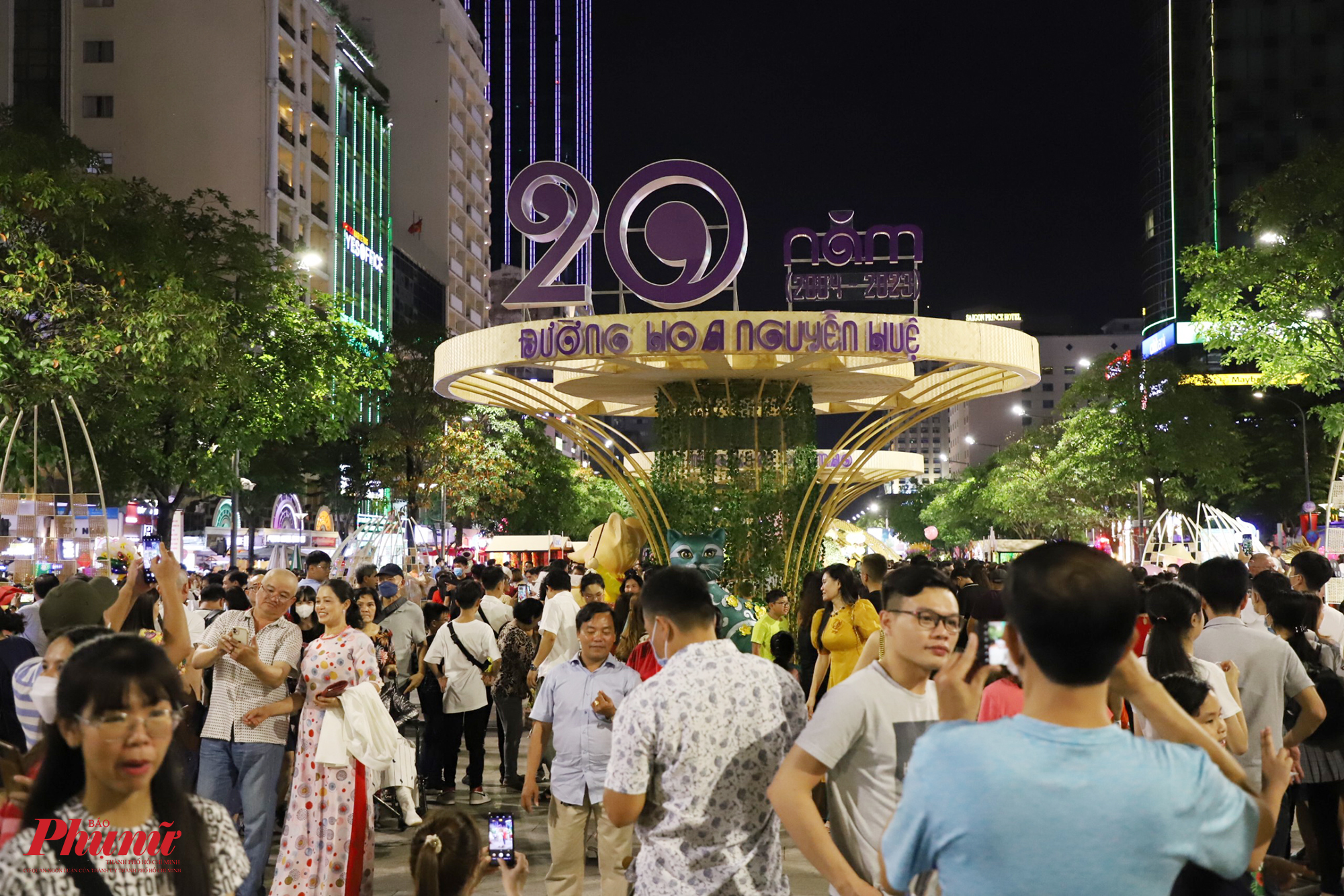 Theo ghi nhận, từ 19h, phố đi bộ Nguyễn Huệ trở nên đông đúc, nhộn nhịp. Người dân tranh thủ vui chơi, chụp hình trước các tiểu cảnh trên đường hoa
