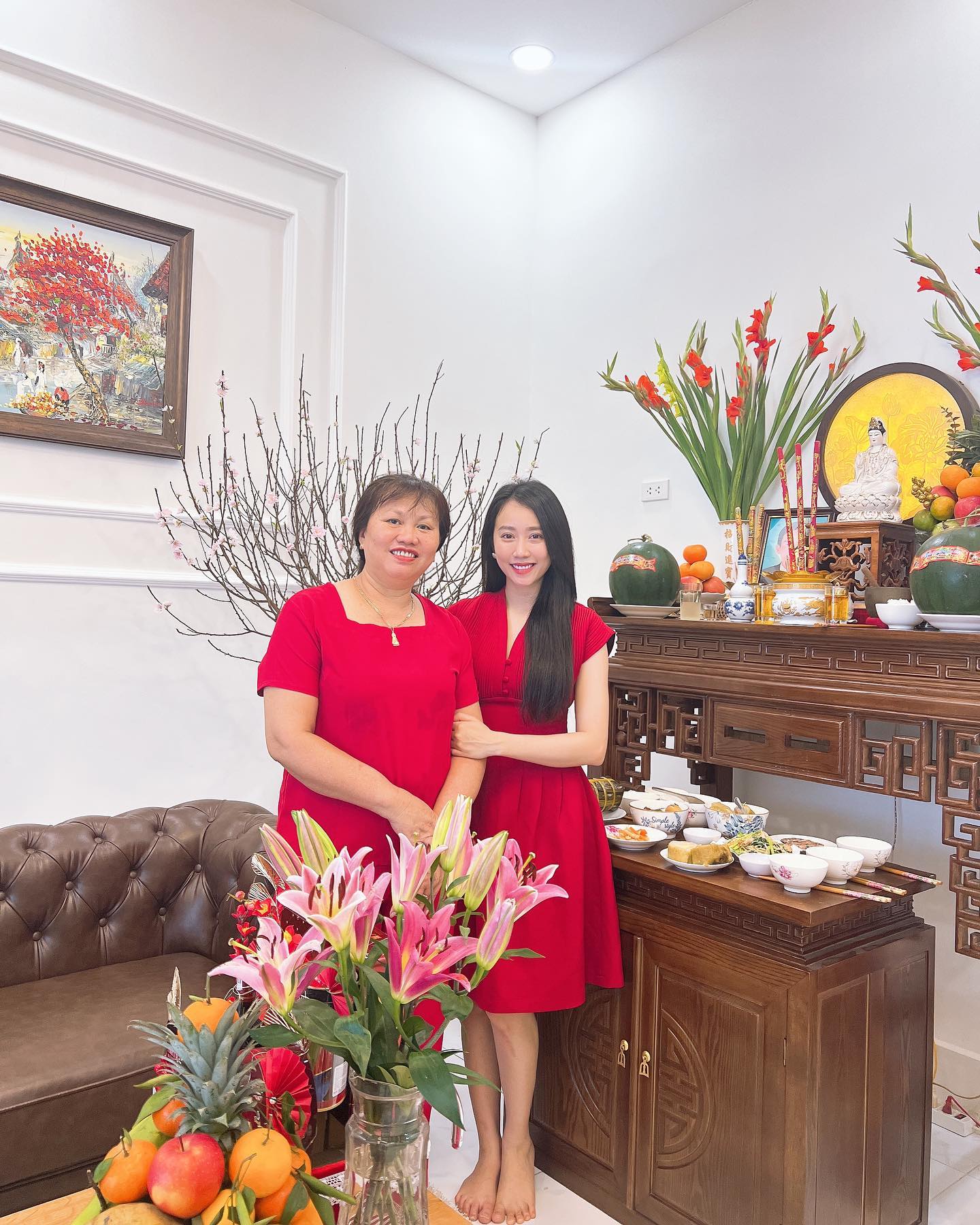 Diễn viên Huỳnh Hồng Loan cùng mẹ diện trang phục màu đỏ đồng điệu 