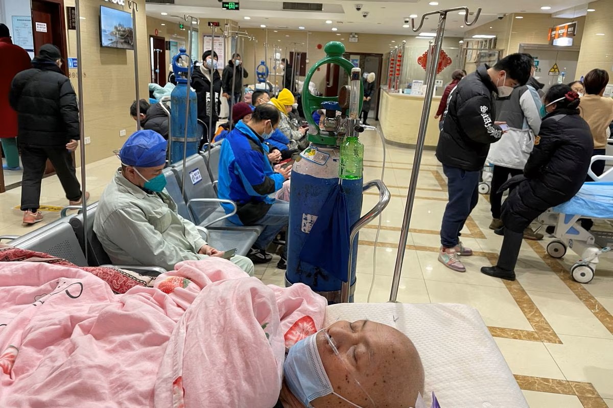 Một bệnh nhân nằm trên giường tại khoa cấp cứu của một bệnh viện, giữa lúc dịch COVID-19 vẫn hoành hành ở Thượng Hải, Trung Quốc, ngày 17/1