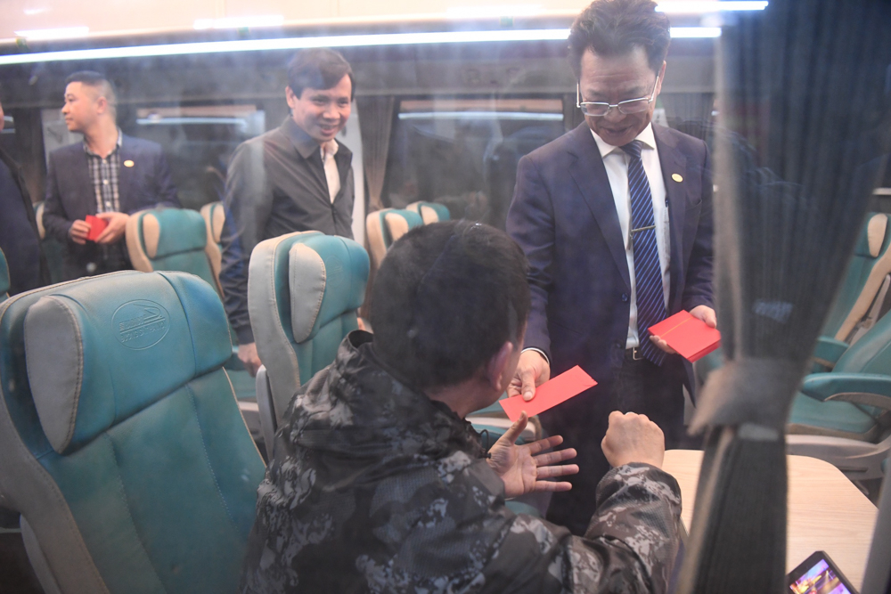 Trong chuyến tàu cuối cùng của đêm giao thừa, ông Đặng Sỹ Mạnh, Tổng Giám đốc Tổng công ty Đường sắt Việt Nam đã thăm động viên các anh em tổ tàu và lì xì các hành khách trên chuyến tàu cuối cùng.