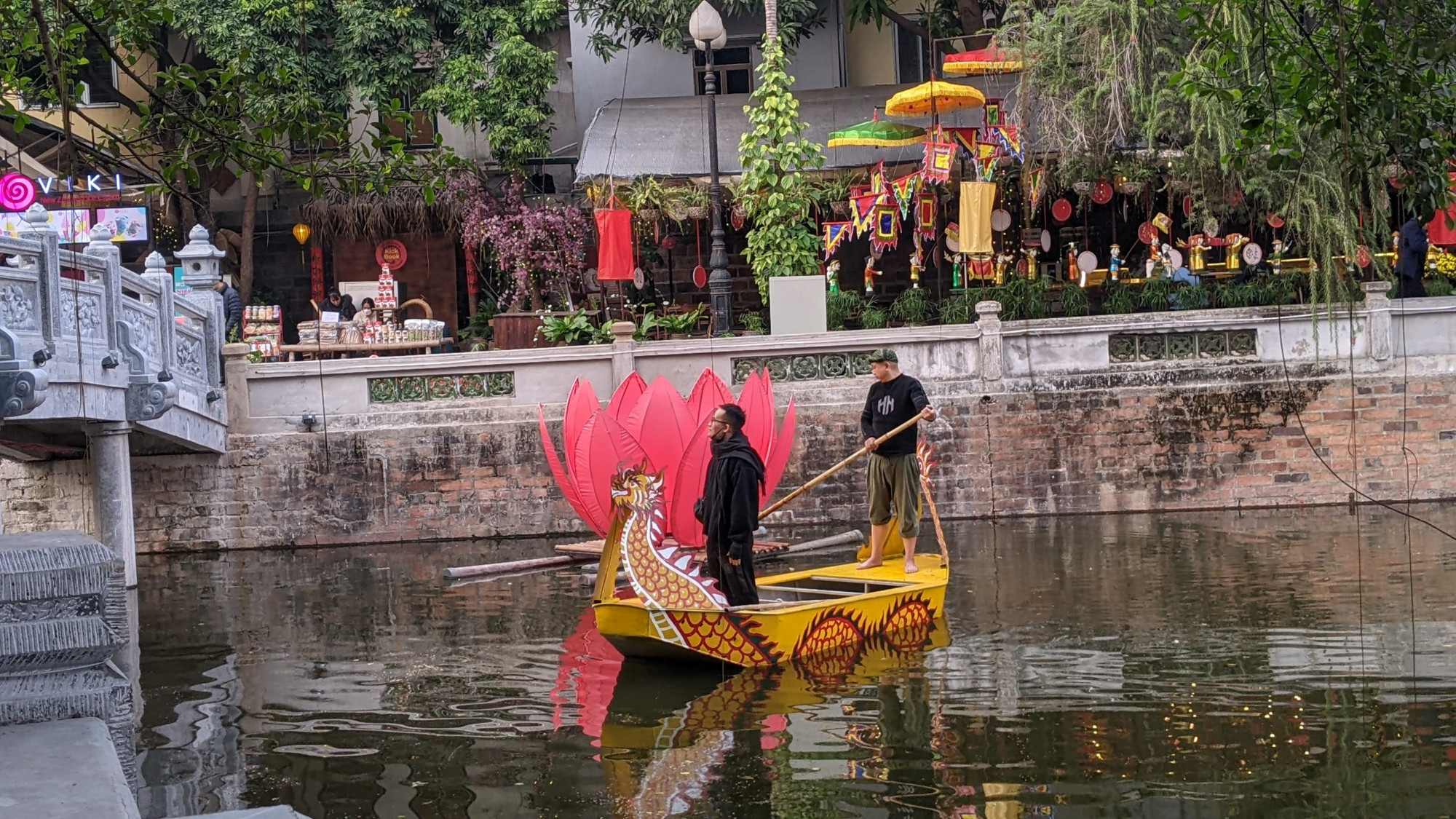 Nhiều người chọn thưởng thức một chuyến thuyền rồng giữa Hồ Văn