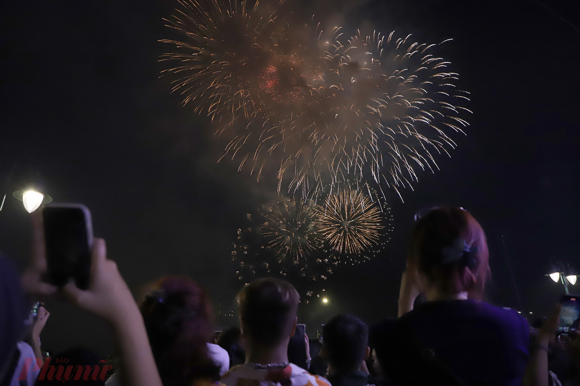 Đúng 0h ngày Mùng 1 tết Quý Mão, loạt pháo hoa được bắn trên bầu trời TPHCM chào đón năm mới