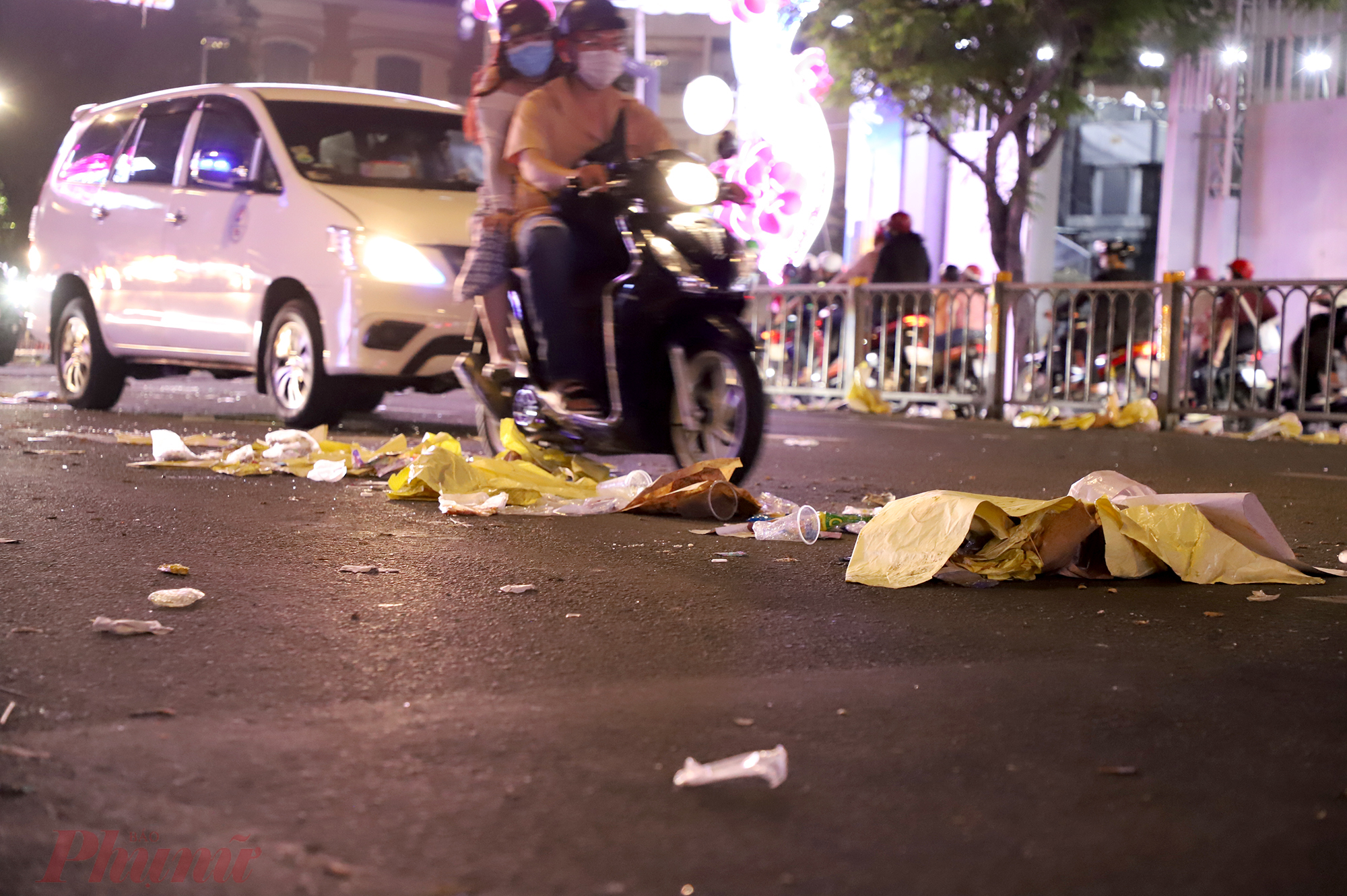 Trên đường Tôn Đức Thắng, quận 1 đoạn trước công viên bến Bạch Đằng, rác nằm khắp nơi trên mặt đường
