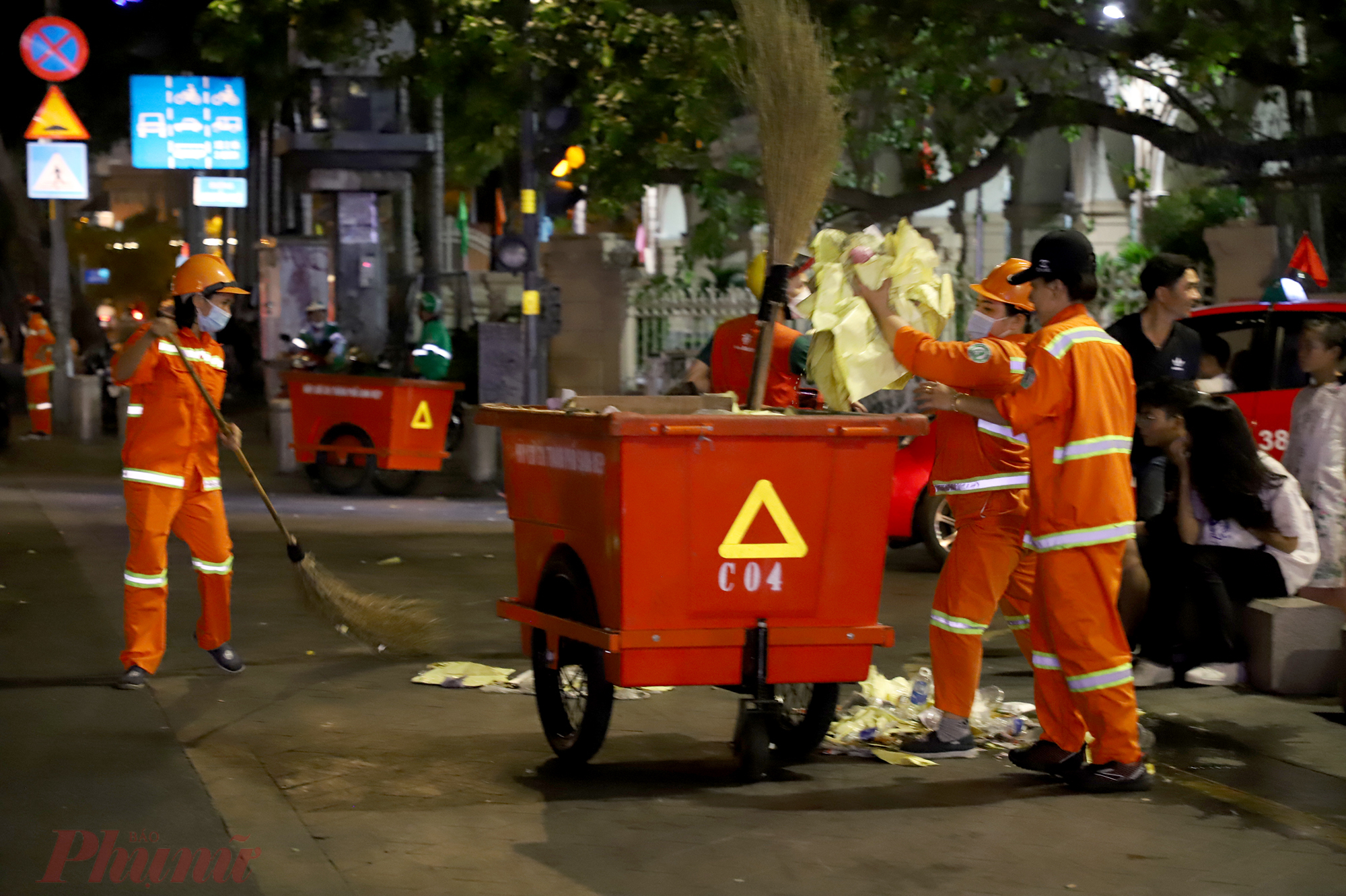 Đội công nhân vệ sinh với hàng chục người chia thành nhiều nhóm đi thu gom rác thải trên các tuyến đường trung tâm