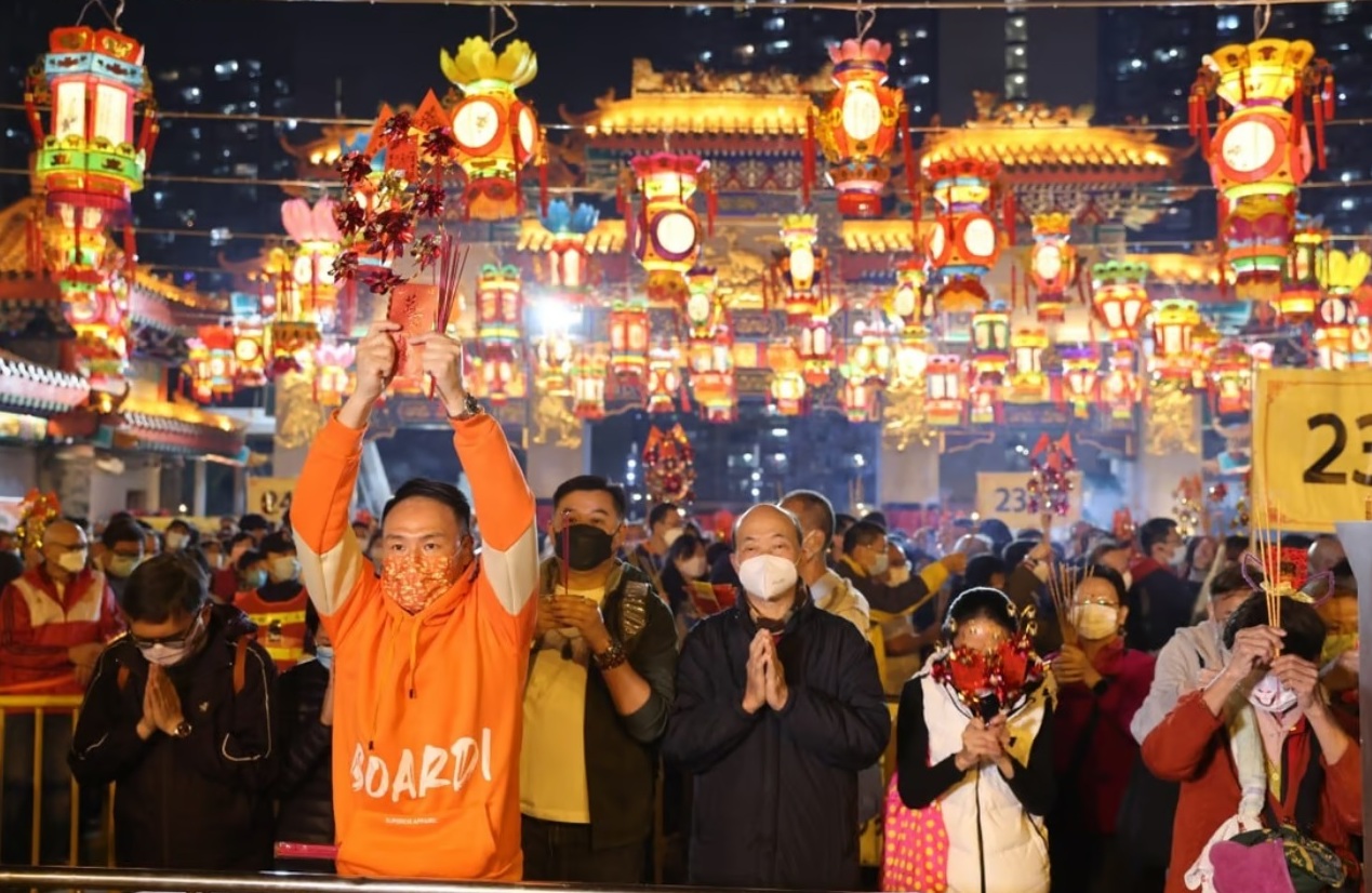 Những người thờ cúng thắp hương tại Đền Wong Tai Sin vào đêm Giao thừa