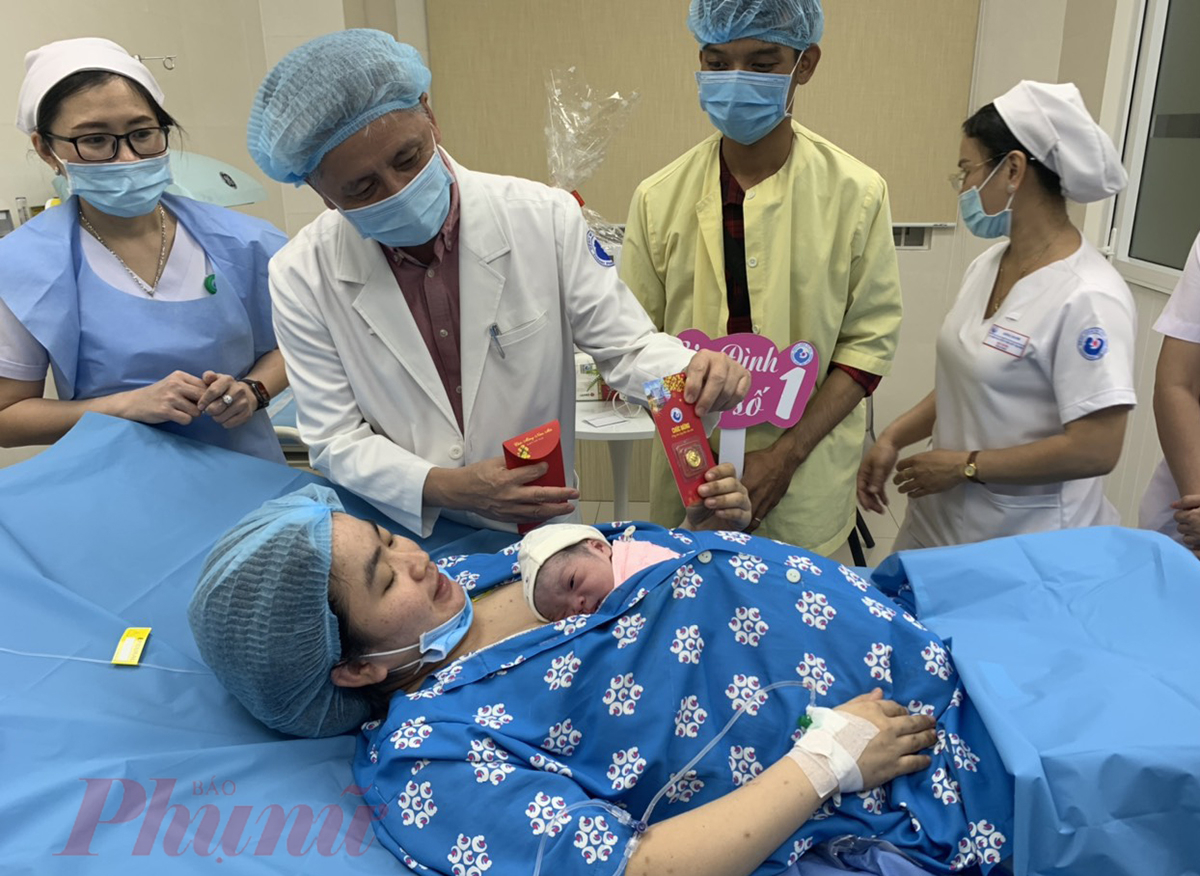 Bác sĩ chuyên khoa 2 Trần Ngọc Hải, Phó giám đốc Điều hành Bệnh viện Từ Dũ TPHCM tặng quà chúc mừng cho các sản phụ sinh con trong đêm giao thừa