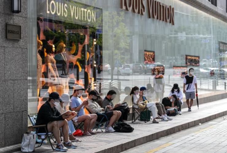Giới trẻ Hàn Quốc xếp hàng chờ mua sắm hàng hiệu.