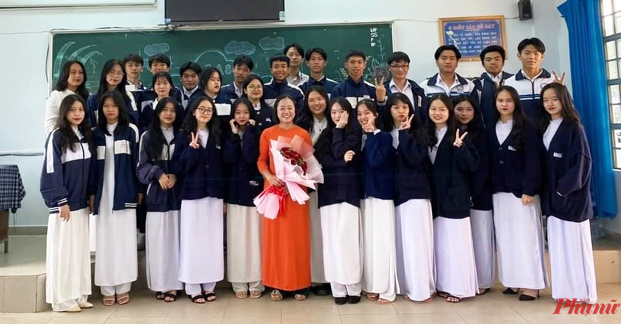 Cô Nguyễn Thị Hải Hà, giáo viên Trường THPT Lương Thế Vinh (huyện Đức Trọng, tỉnh Lâm Đồng) và học trò