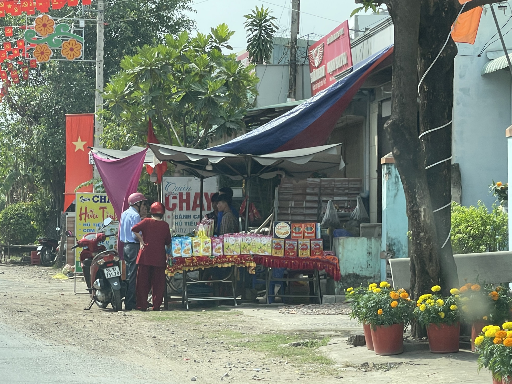 Trên đường về quê sáng mùng 1, họ ghé mua quà Tết mang về thắp nhang ông bà, tổ tiên