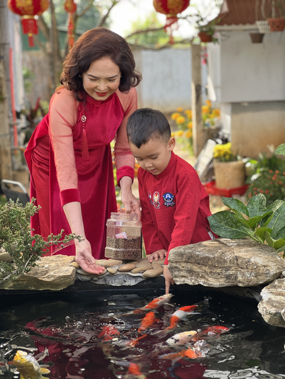 Hình 9: Cùng cho cá ăn nào: “Bống bống bang bang lên ăn cơm vàng cơm bạc nhà ta….”