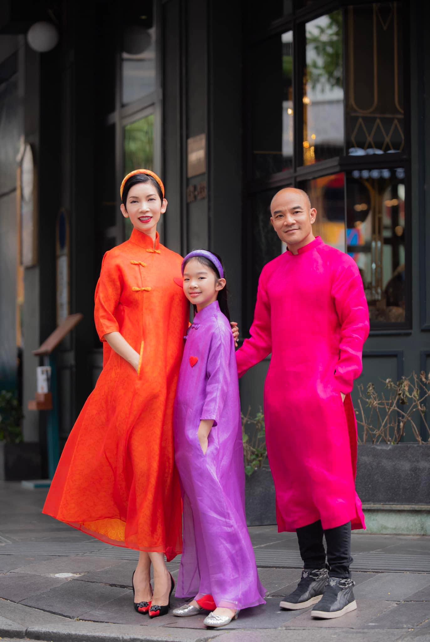 Gia đình siêu mẫu Xuân Lan diện trang phục màu sắc rực rỡ xuống phố du xuân. 