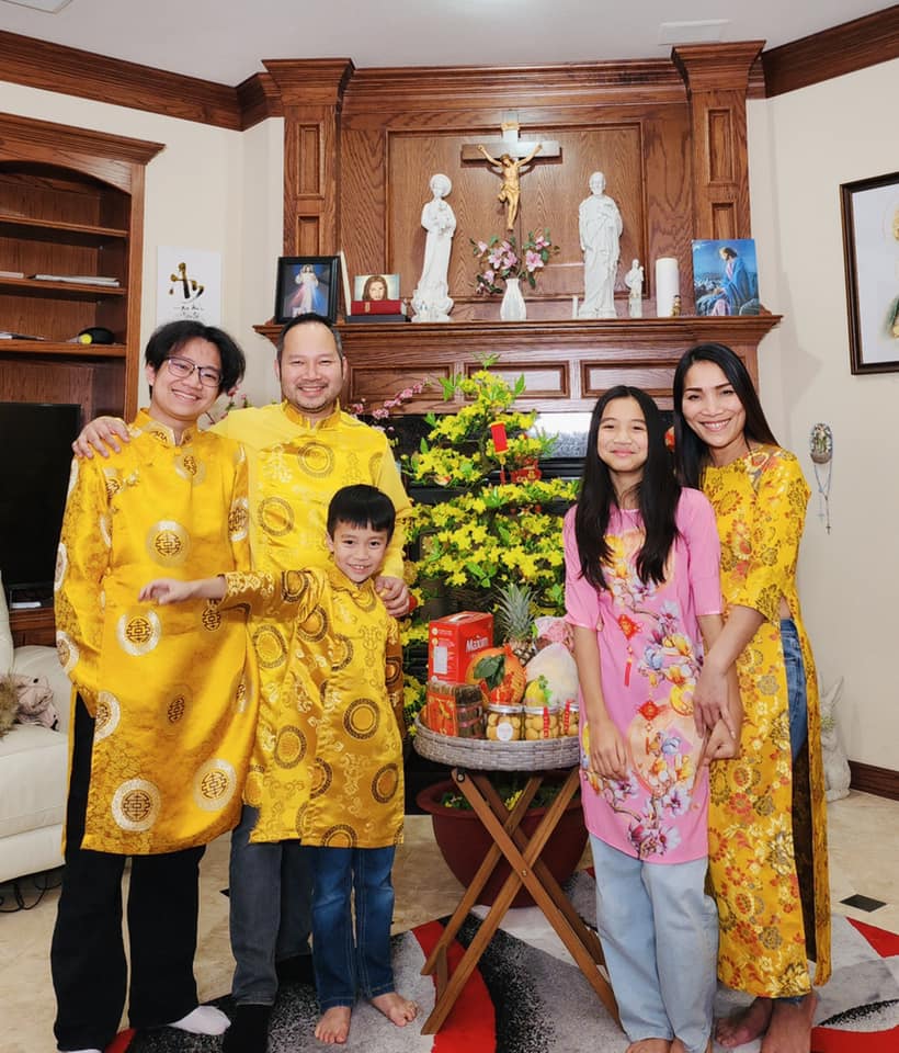 Gia đình ca sĩ Hồng Ngọc cùng diện áo dài truyền thống để đón năm mới. 