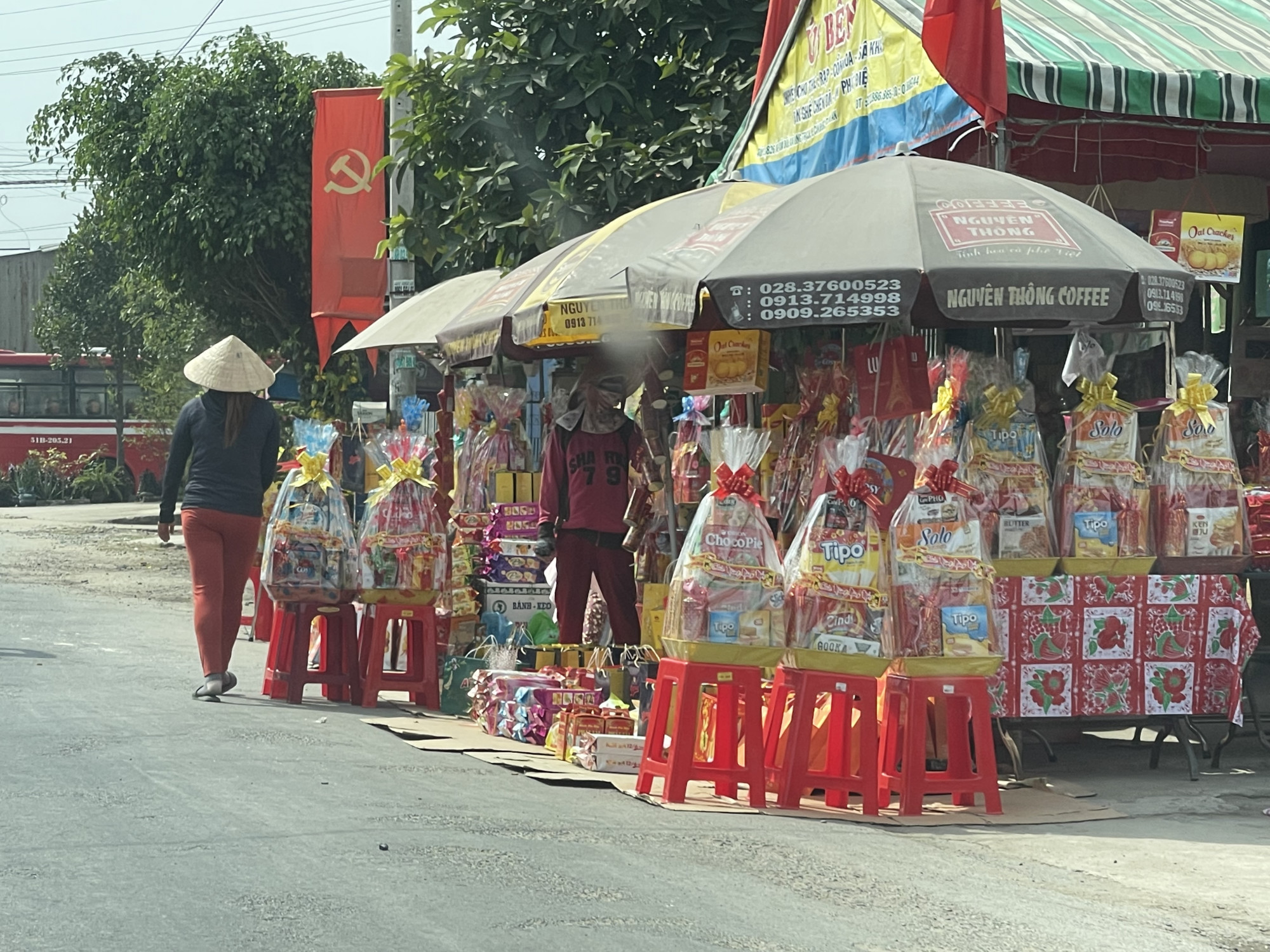 Những điểm bán quà Tết ven đường ngày mùng 1, phục vụ những người con xa quê trở về nhà