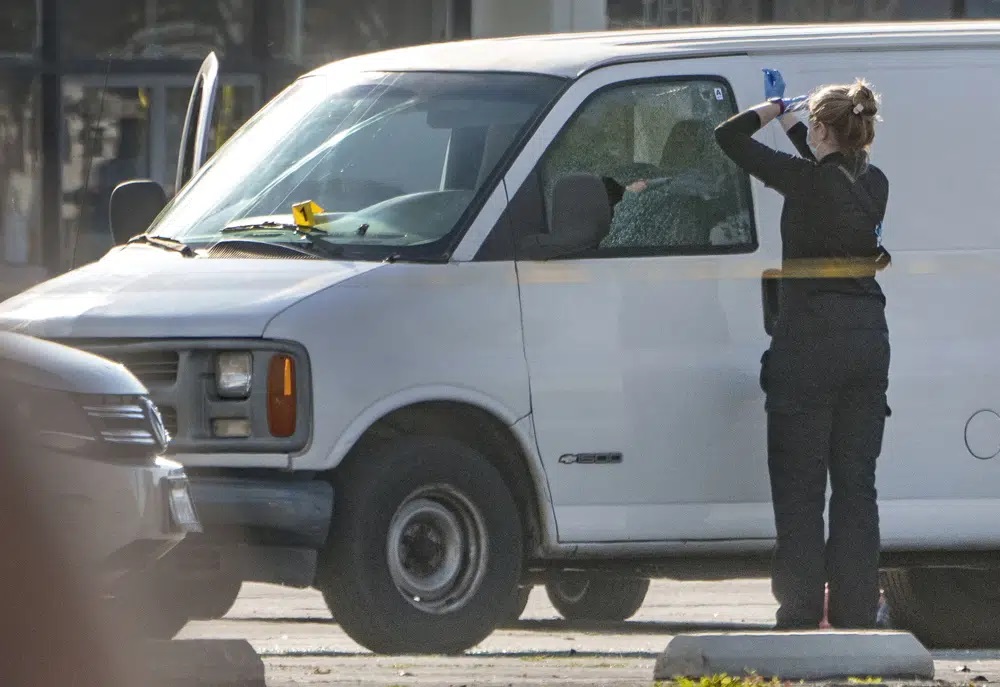 Cảnh sát kiểm tra chiếc xe tải nhỏ nơi nghi phạm được tìm thấy trong tình trạng đã chết