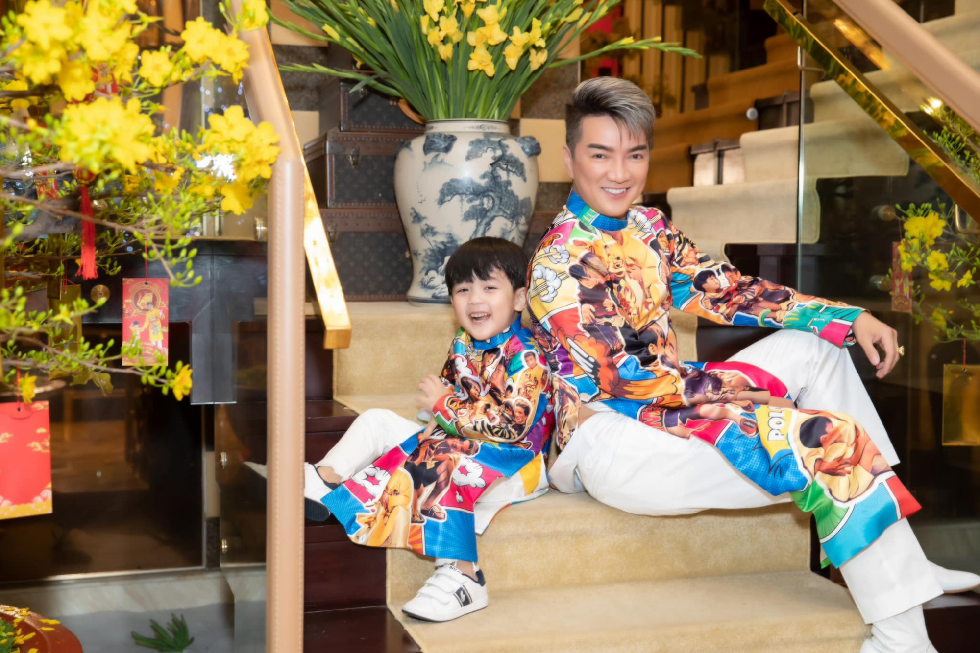 Đàm Vĩnh Hưng và cậu con trai Polo Huỳnh cùng diện áo dài in hình hai cha con vô cùng đáng yêu.