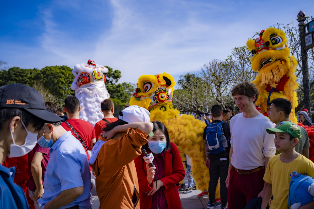 Các hoạt động múa lân diễn ra trước cổng Ngọ Môn hấp dẫn người xem