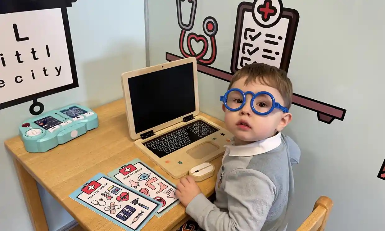 Cậu bé Teddy Hobbs đã tự học cách đọc và đếm khi chơi trên máy tính bảng của mình