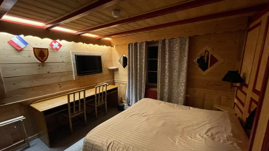 Binational boudoir: Một trong những căn phòng nhị quốc mà khách ngủ đầu ở Thụy Sĩ nhưng chân đặt trên đất Pháp.