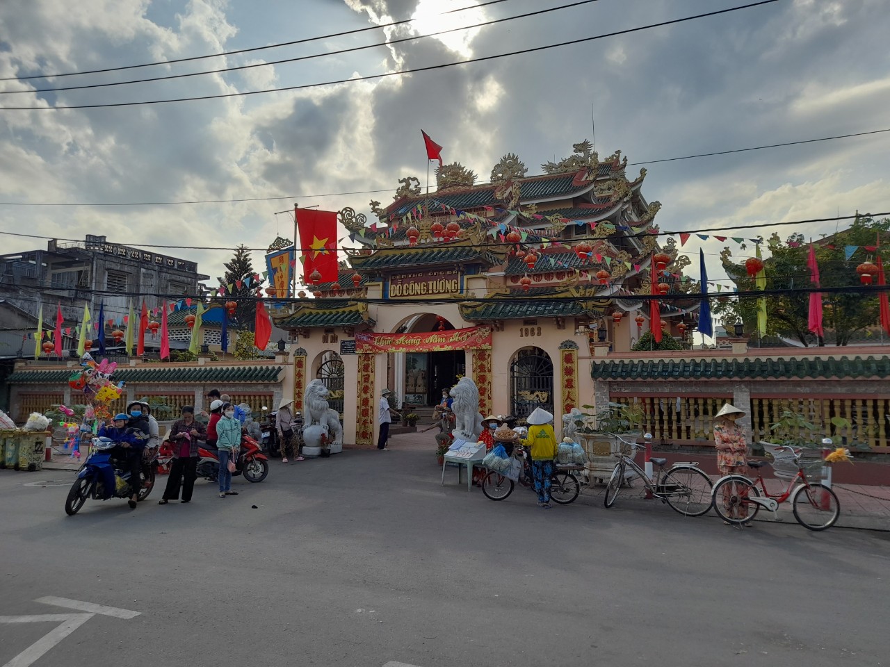 Đền thờ ông bà Đỗ Công Tường Đền thờ ông bà tọa lạc trên đường Lê Lợi (phường 2, TP Cao Lãnh, Đồng Tháp).