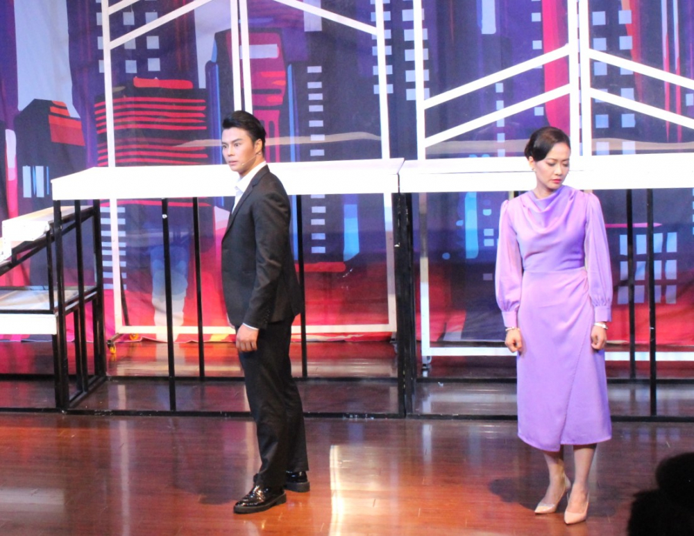 Võ Minh Lâm trong hình tượng luật sư Bách Tùng đầy mới lạ trong vở nhạc kịch Em em chị chị.