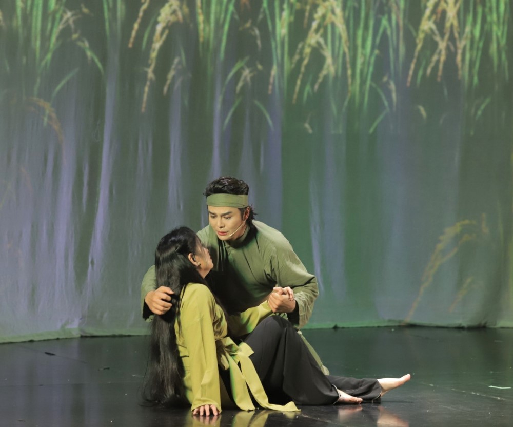 Võ Minh Lâm cũng đạt huy chương vàng Liên hoan quốc tế sân khấu thử nghiệm với vai chàng Lúa trong vở Truyền tích nàng Thơm.