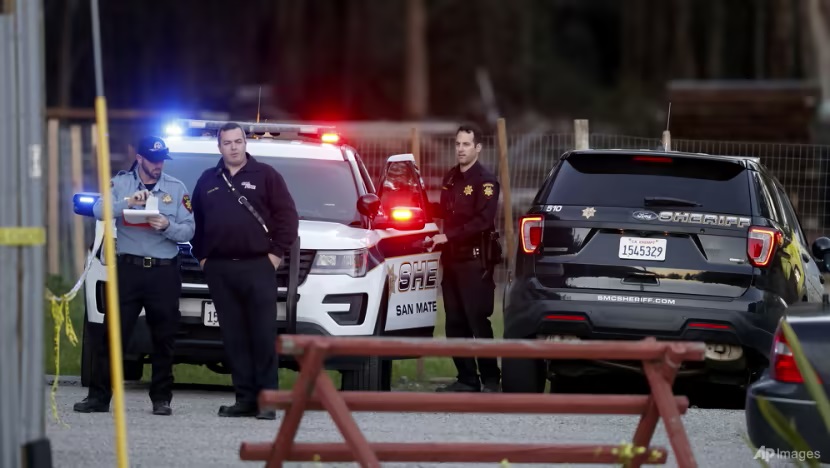 Các quan chức của Hạt San Mateo và nhân viên dịch vụ y tế khẩn cấp tập trung gần một địa điểm ở Half Moon Bay, California, nơi một số người bị bắn chết vào ngày 23 tháng 1