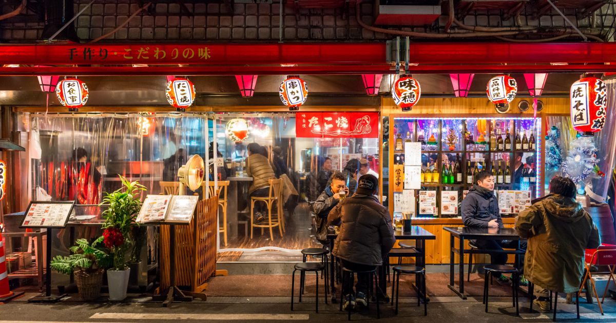 Gọi hóa đơn sau bữa trưa tại một nhà hàng sang trọng ở Nhật Bản và bạn sẽ nghĩ rằng đã có sự nhầm lẫn nào đó.  Họ đã quên một cái gì đó? Tại sao mức giá này chỉ bằng một nửa mà bạn nghĩ? Hoặc thậm chí ít hơn? Bạn có được phục vụ một thực đơn khác không? Đầu bếp đã được thay thế? Đây có phải là nhà hàng phù hợp không?  Câu trả lời thực ra rất đơn giản: đây là cách các quán ăn cao cấp của Nhật Bản hoạt động. Giá bữa ăn tiêu chuẩn của họ, đối với thực đơn lập sẵn hoặc ăn uống theo phong cách omakase, là dành cho bữa tối. Đó là khi hầu hết mọi người sẽ muốn dùng bữa.