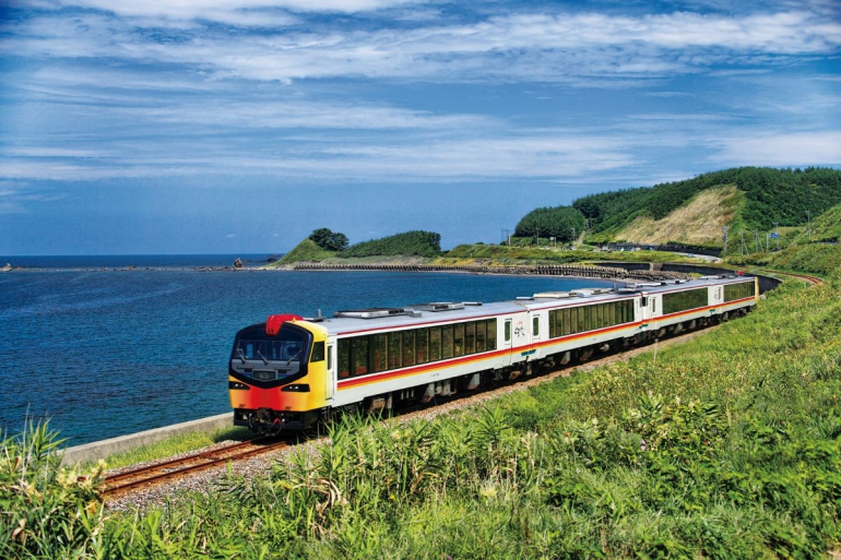 Resort Shirakami là chuyến tàu vui vẻ hoạt động giữa ga JR Akita và ga JR Aomori. Chuyến tàu vui vẻ có ba thiết kế khác nhau sẽ giúp bạn trải nghiệm những cảnh đẹp thanh bình, khác xa với sự nhộn nhịp, xô bồ ở thành thị.