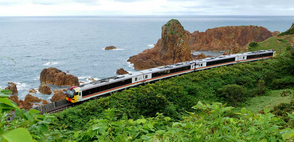 Chuyến tàu “vui vẻ” sẽ đưa bạn từ đồng bằng Tsugaru rộng lớn đến núi Shirakami, khu rừng nguyên sinh sồi lớn nhất thế giới. Và cuối cùng bạn sẽ được ngắm nhìn bờ biển bình yên tại ga Aomori. Cảnh hoàng hôn từ bờ biển xung quanh nhà ga này đã được chọn là một trong 100 cảnh hoàng hôn đẹp nhất ở Nhật Bản