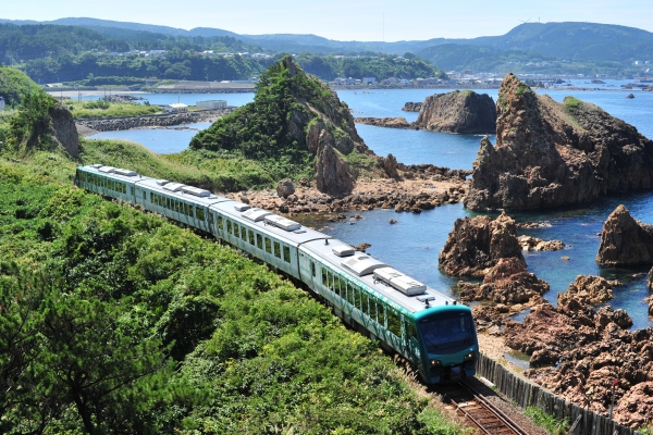 Ở Nhật Bản, khi được hỏi phương pháp di chuyển hàng ngày yêu thích thì hầu hết người dân và các khách du lịch đều chọn tàu hỏa, bởi sự nhanh chóng và tiện lợi. Tuy nhiên không phải tàu shinkansen ( con tàu biểu tượng, di chuyển với tốc độ tối đa tới 320 km/h) tốc độ cao mà tất cả chúng ta đều quen thuộc, chuyến tàu địa phương Resort Shirakami nằm sâu trong vùng nông thôn, khu nghỉ dưỡng Shirakami ở phía bắc Tohoku gần đây lại trở nên hút khách.