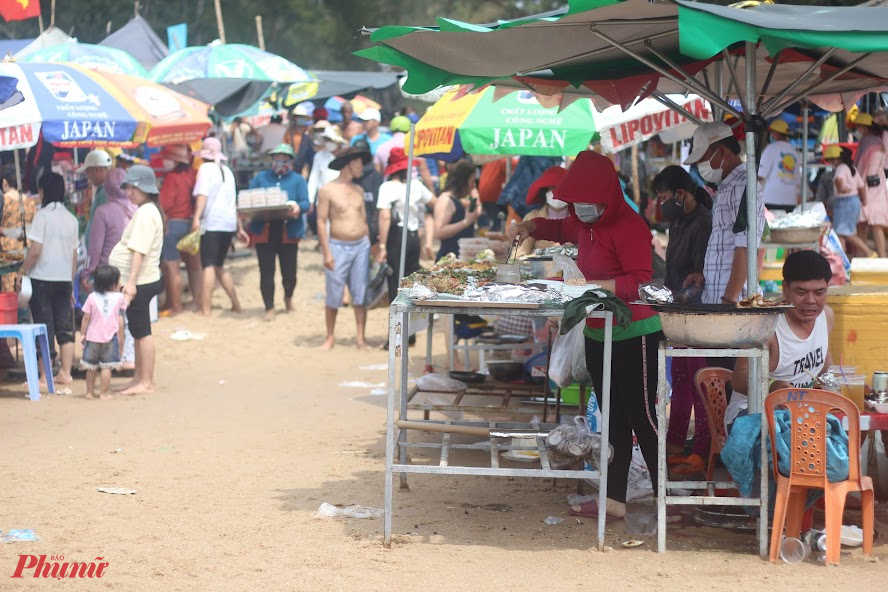 Một góc khu chợ thức ăn chín nhộn nhịp ngay bãi biển dành cho những ai lười nướng mà vẫn muốn thưởng thức hải sản tươi ngay bãi biển.