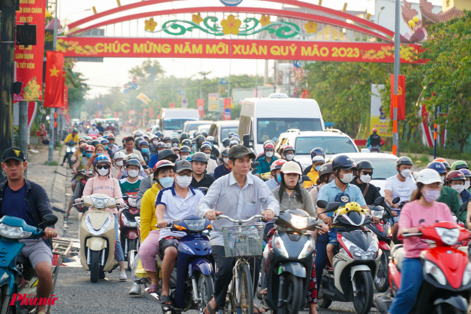 Đường Nguyễn Hữu Trí di chuyển chậm tại nút giao, còn xuyên suốt tuyến đường sẽ thông thoáng