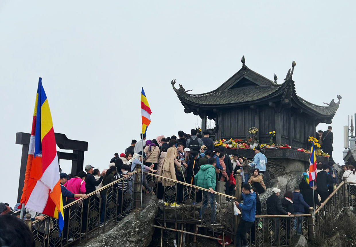 Lượng khách đổ về chùa Đồng (Yên Tử, TP Uông Bí, tỉnh Quảng Ninh) tăng đột biến trong ngày Mùng 5 tết. Ban quản lý rừng quốc gia di tích Yên Tử cho biết lượng người đến đây trong ngày Mùng 5 khoảng 15.000 người. 