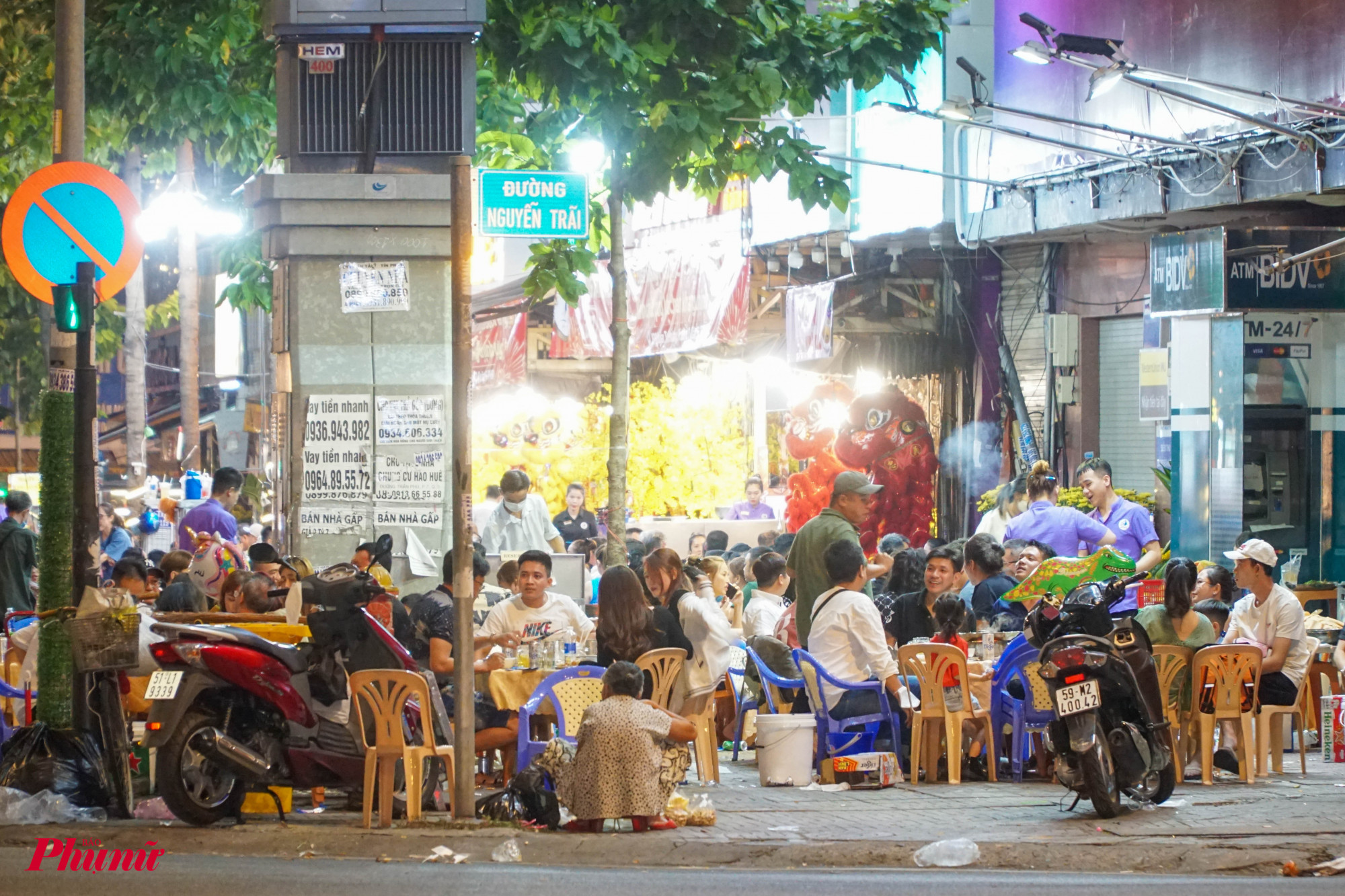 Trên đường Nguyễn Tri Phương, các quán nhậu tại đây gần như hoạt động hết công xuất.