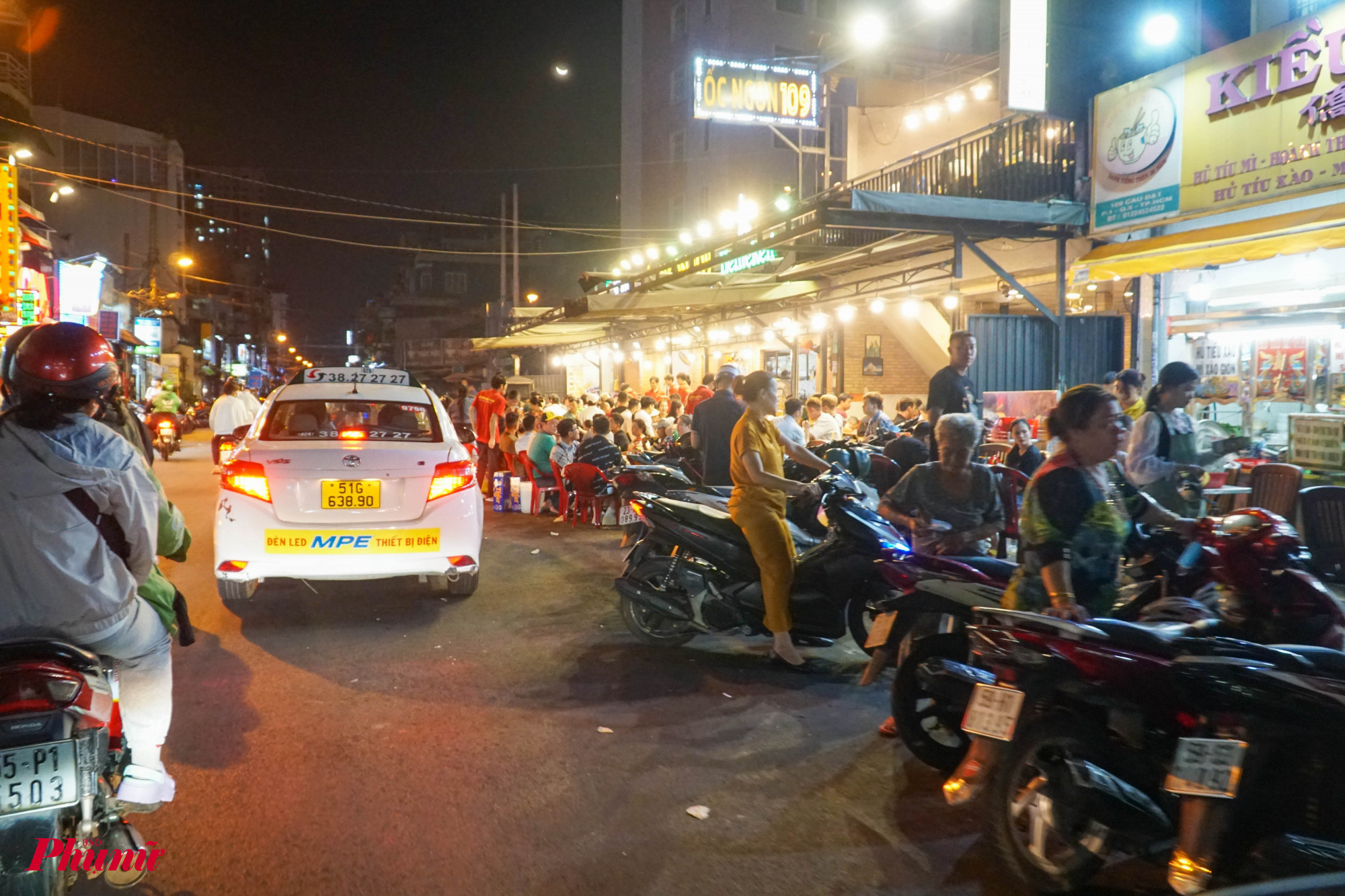 Một quán nhậu trên đường Nguyễn Biểu (quận 5), xe máy của thực khách được để trực tiếp dưới lòng đường
