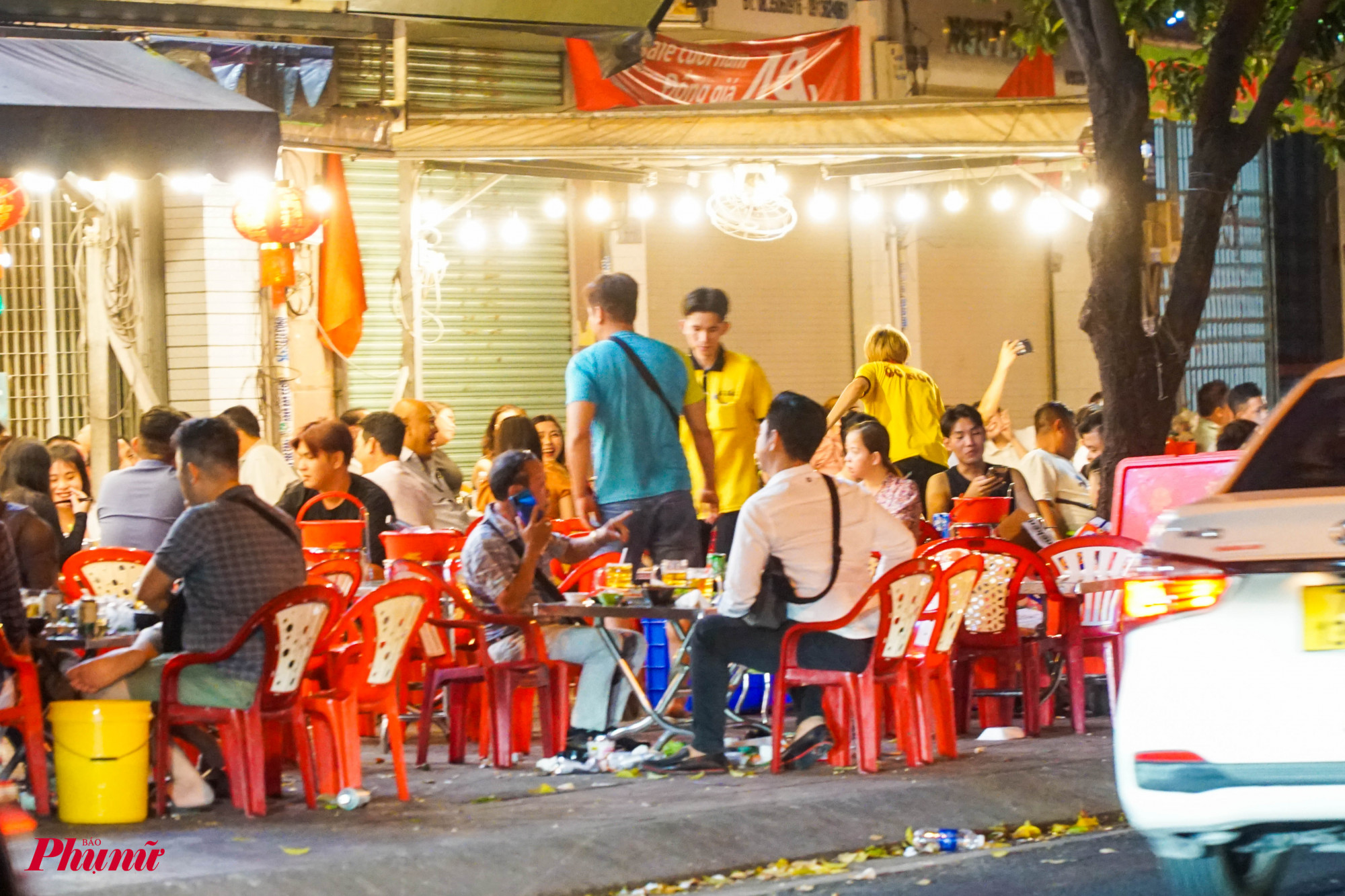 Một quán nhậu trên đường Hùng Vương cũng ghi nhận tình trạng đông nghịt khách hàng