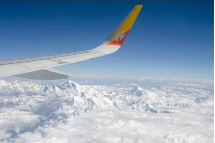 Quang cảnh đỉnh núi Himalaya sừng sững trong chuyến bay của Druk Air 