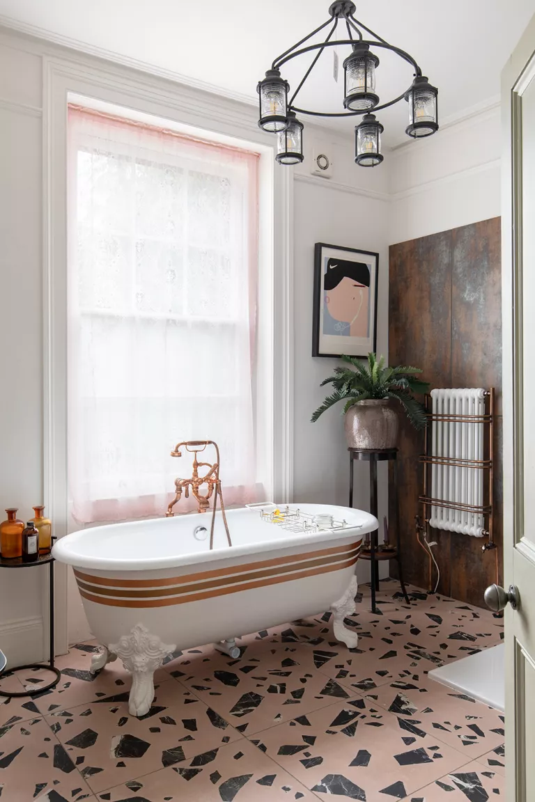 Yêu tất cả các kết cấu đang diễn ra trong phòng tắm này. Sàn đá mài , bức tường đặc trưng bằng kim loại, sự mềm mại của rèm cửa tuyệt đối, tất cả đều có cảm giác không giống phòng tắm. Và những màu sắc ấm áp đáng yêu đó cũng giúp tạo cảm giác như một không gian hấp dẫn như vậy – điểm nhấn phòng tắm màu cam , hồng, san hô, nâu và đồng. Tuy nhiên, nhờ những bức tường trắng sạch sẽ, thiết bị vệ sinh màu trắng và đôi khi là điểm nhấn màu đen, căn phòng vẫn mang lại cảm giác tươi mới và hiện đại.  Sam Bramley khuyến nghị, 'Đối với những người muốn có một cách tiếp cận táo bạo hơn, hãy trộn các màu ấm và mát với nhau, hoa văn trên hoa văn với gạch và giấy dán tường. Phòng tắm của bạn là một nơi tuyệt vời để thêm màu sắc và hơn bao giờ hết, chúng tôi đang dành cho nó sự quan tâm xứng đáng. Vì vậy, hãy mạo hiểm với màu hồng đất nung mềm mại, màu hồng đào với một chút mát mẻ, với màu xanh lam, nổi bật với điểm nhấn rực rỡ để thu hút sự chú ý. Hãy để màu sắc của bạn là một phần của