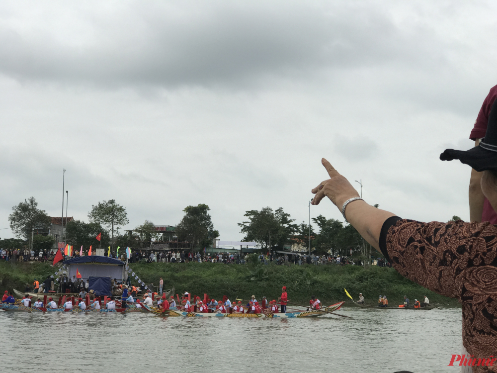 Hàng ngàn người dân đón xem lễ hội đua thuyền