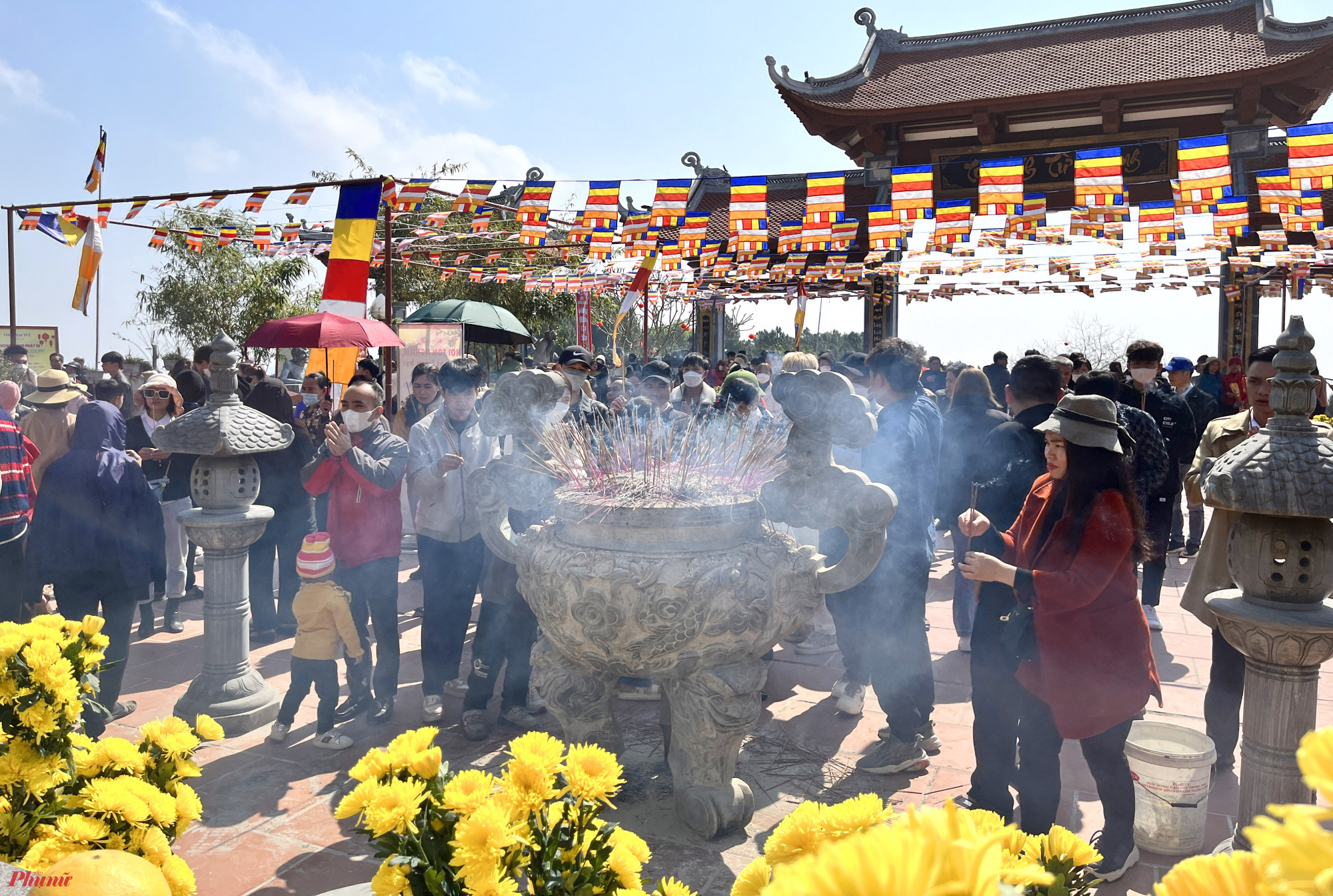 Du khách chen chúc thắp hương cầu an ở chùa Đại Tuệ - Ảnh: Phan Ngọc