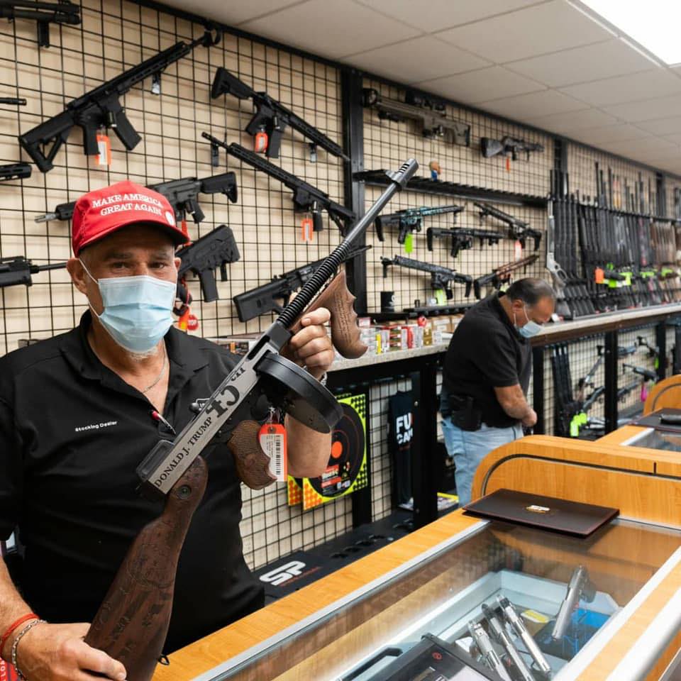 Nhiều người dân mua súng vì lý do bảo vệ an toàn cho bản thân - Ảnh: Mike Pont/Getty Images News/Getty Images