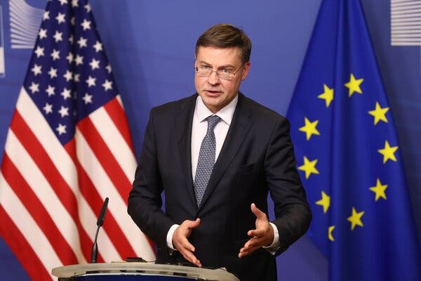 Ủy viên thương mại châu Âu Valdis Dombrovskis đã thúc ép Hoa Kỳ đàm phán nhiều hơn về các khoản trợ cấp liên quan đến biến đổi khí hậu cho ngành sản xuất quốc nội của Mỹ – Ảnh: EPA