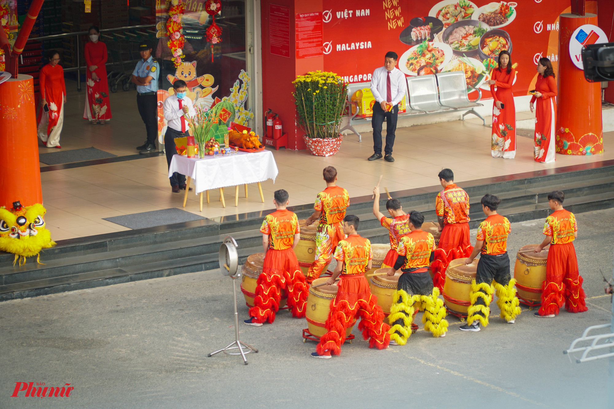 Nhiều cơ sở, công ty đã khai trương linh đình trong ngày hôm nay (Mùng 6 tết).