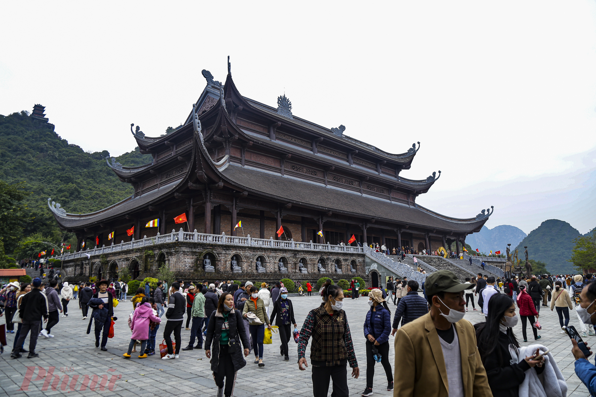 Theo ghi nhận của phóng viên, ngày 5/2 (tức mồng Năm Tết), hàng nghìn du khách từ khắp nơi đã đổ về khu du lịch chùa Tam Chúc, huyện Kim Bảng, tỉnh Hà Nam, để chiêm bái, tham quan, du lịch...