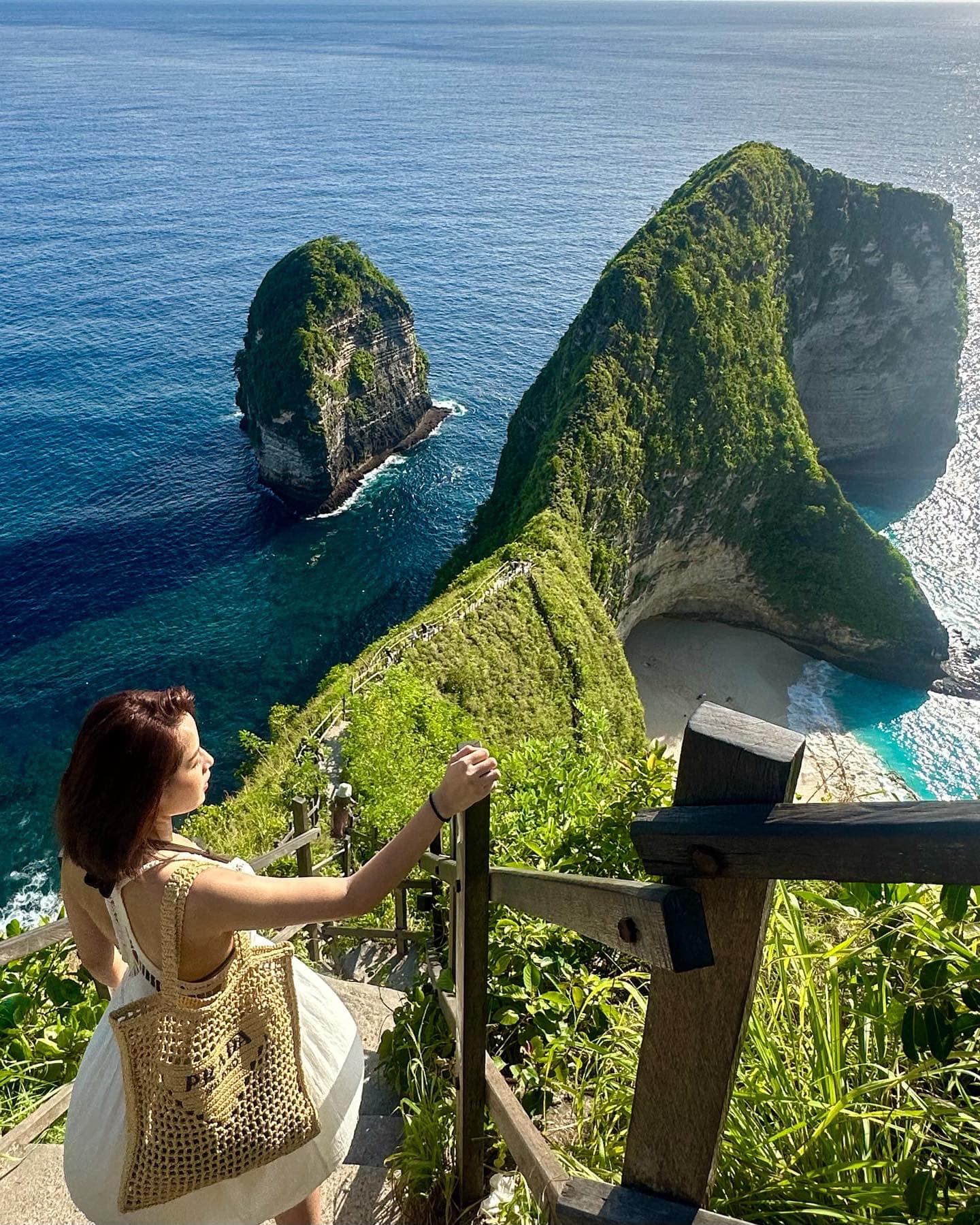 Khác với các nghệ sĩ trên, Chi Pu mở bát năm mới bằng chuyến du lịch đến đảo Nusa Penida, Bali