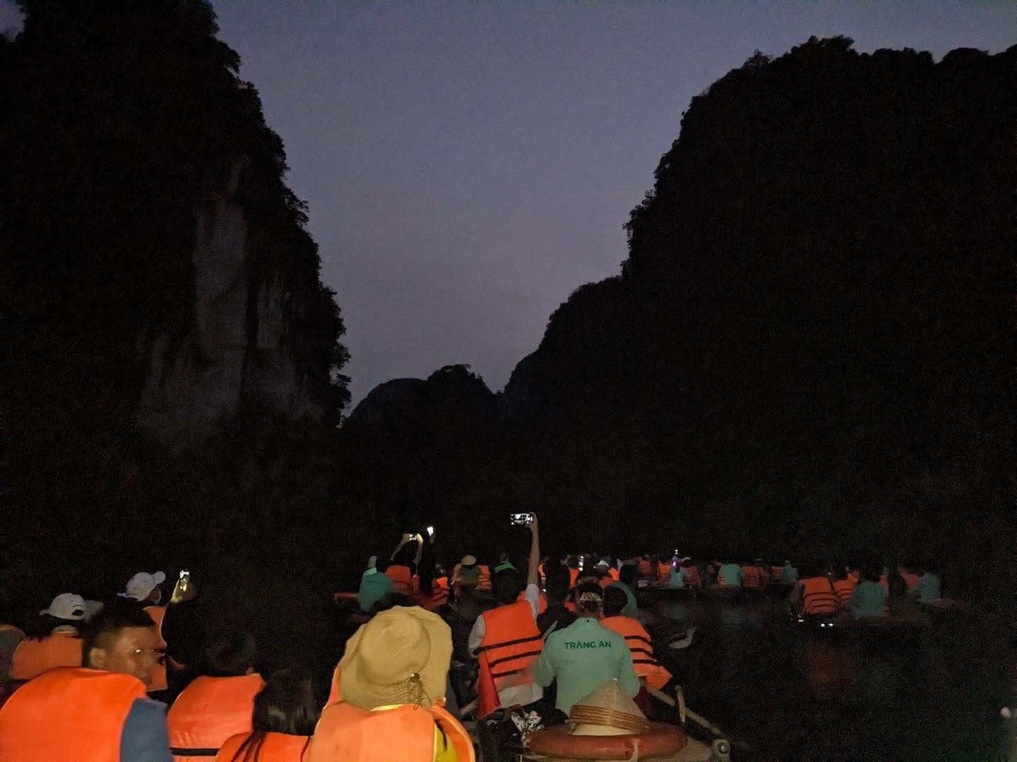 Hình ảnh du khách ngồi trên thuyền di chuyển tại Tràng An vào chiều tối Mùng 5 tết