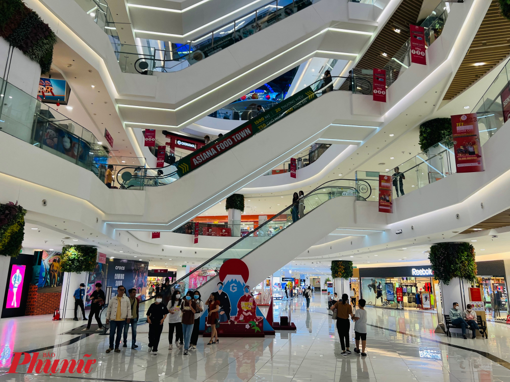 Cũng từ Mùng 2 Tết, nhiều trung tâm thương mại của TPHCM đã mở cửa bình thường đón khách. (Trong ảnh: TTTM Gigamall