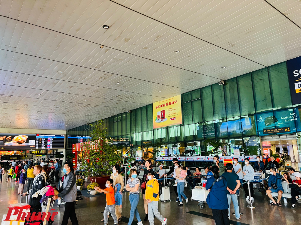 Chiều 28/1 (mùng 7  tết) lượng khách tại khu vực ga đến trong nước Cảng hàng không quốc tế Tân Sơn Nhất vẫn rất lớn nhưng không xảy ra tình trạng ùn tắc ở các cửa ra, ngay cả thời điểm có nhiều chuyến bay hạ cánh. 