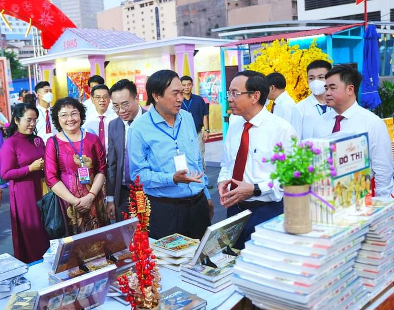 Lãnh đạo TPHCM tham quan Lễ hội Đường Sách Tết Quý Mão 2023 - Ảnh: Thúy Huỳnh.